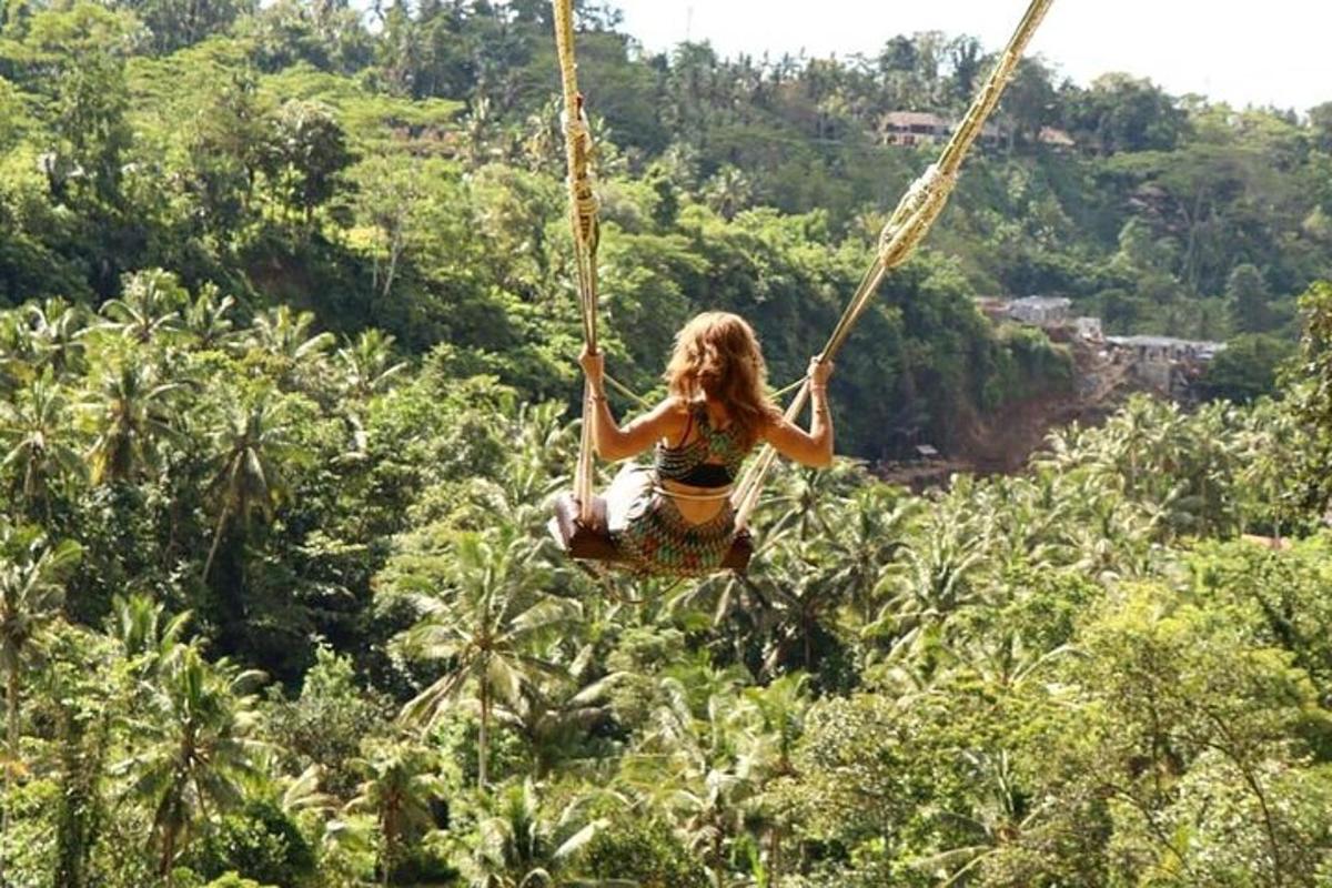 seorang wanita di atas buaian tali di dalam hutan