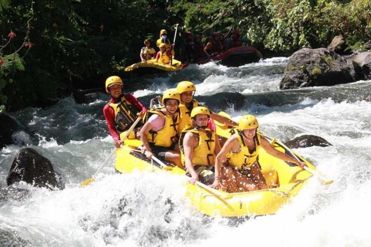 sekumpulan orang dalam rakit di sungai