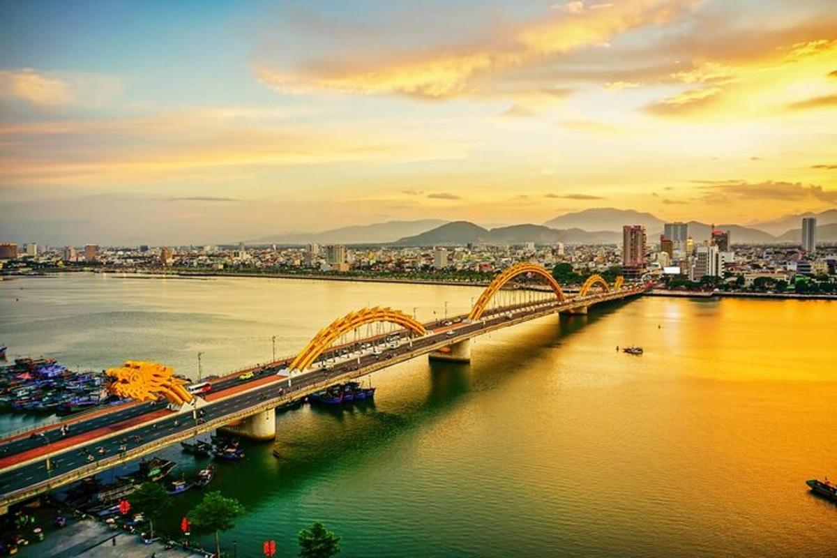 một cây cầu bắc qua sông với một thành phố ở phía sau