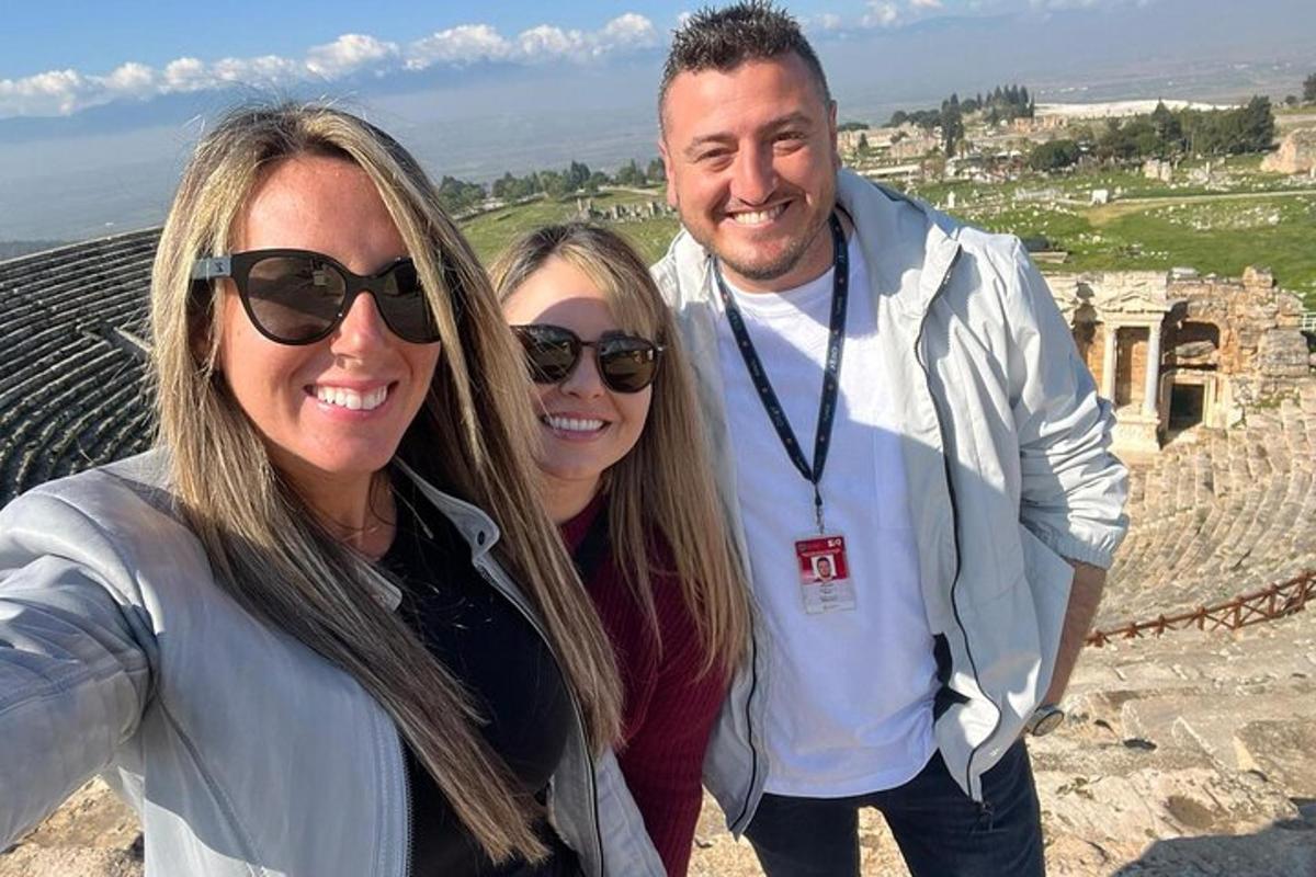 tres persones posant per a una foto al Coliseu