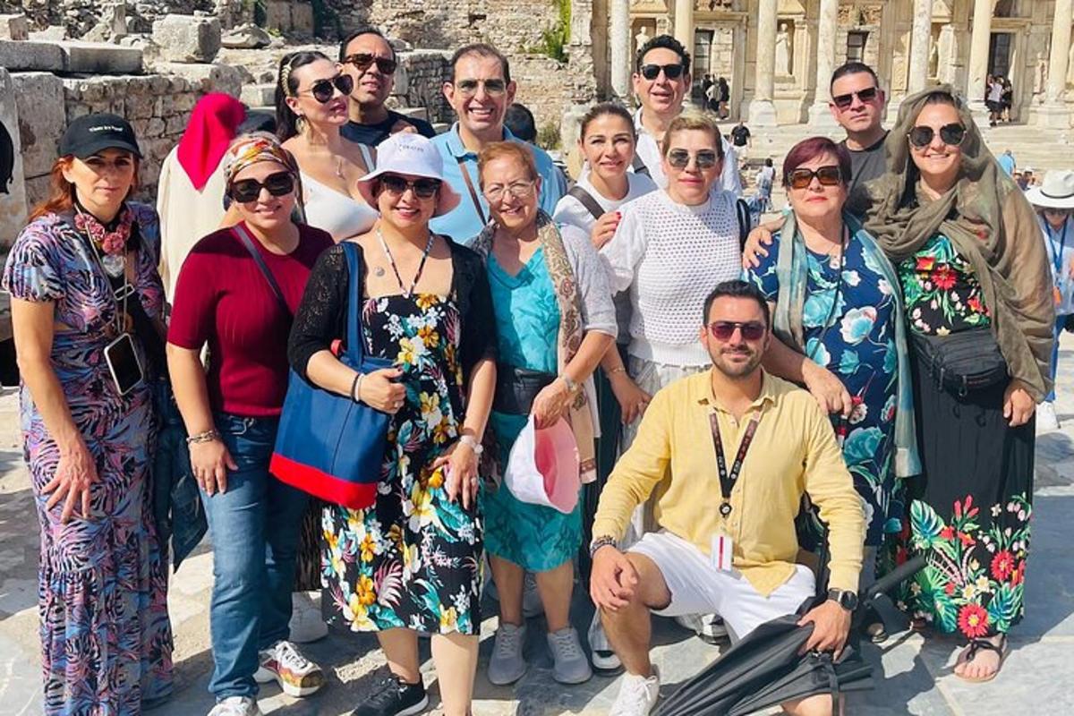 fotoğraf çektirmek için poz veren bir grup insan