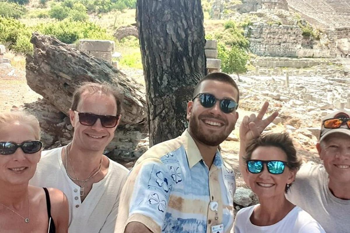 un grup de persones posant per a una foto a les ruïnes