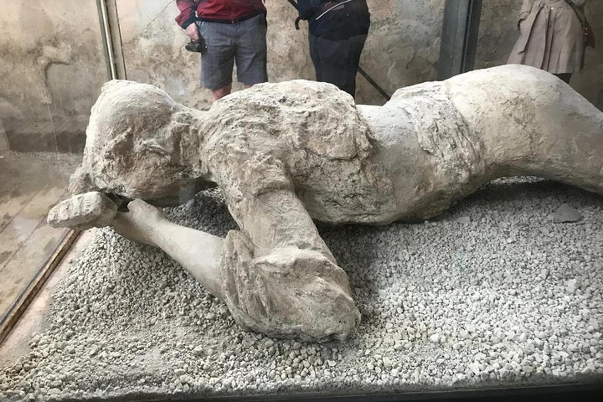 статуа особе која лежи на земљи