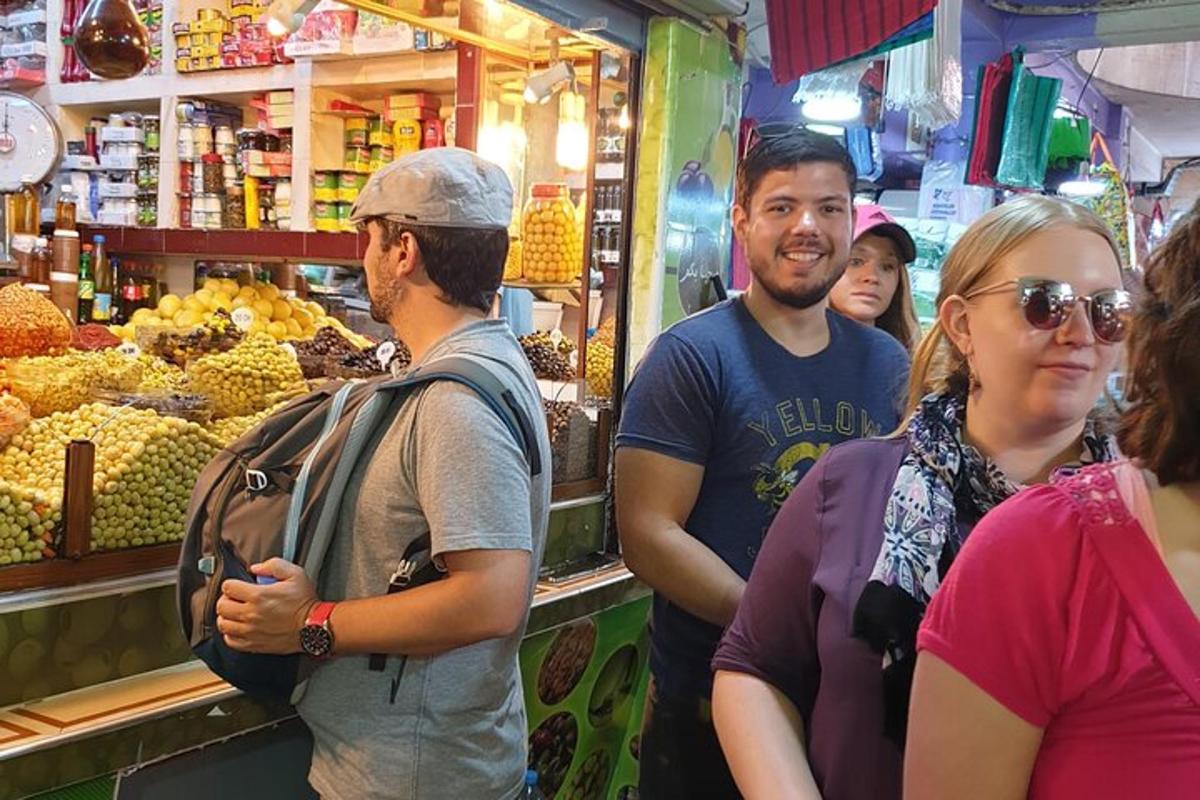 skupina ľudí stojacich na trhu