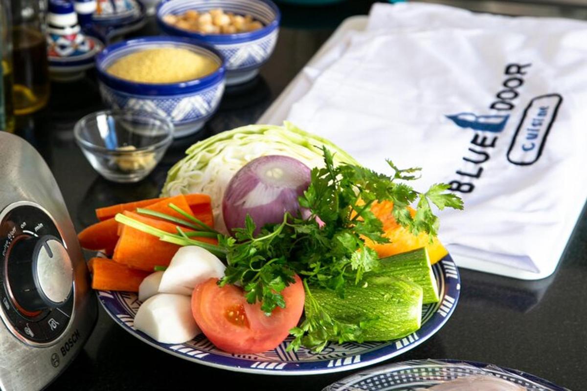 een bord groenten op tafel