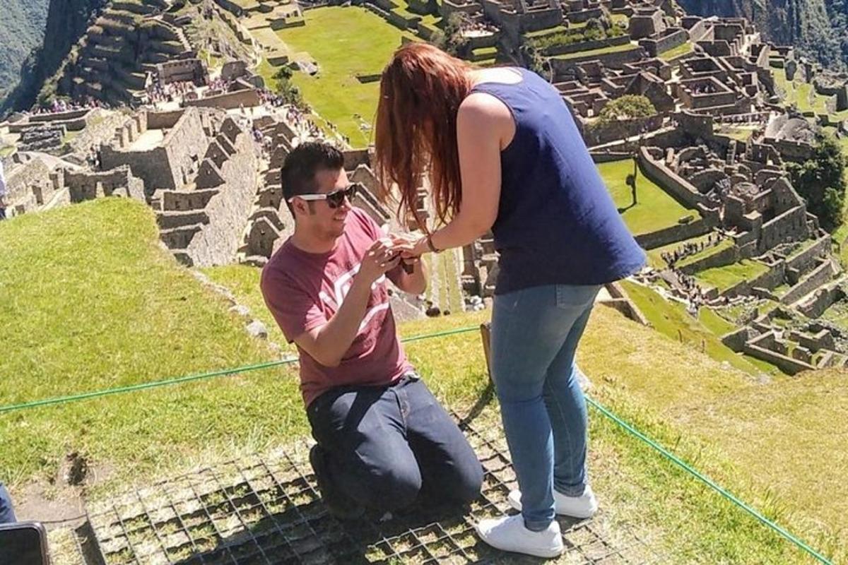 um homem e uma mulher em pé no topo de um castelo
