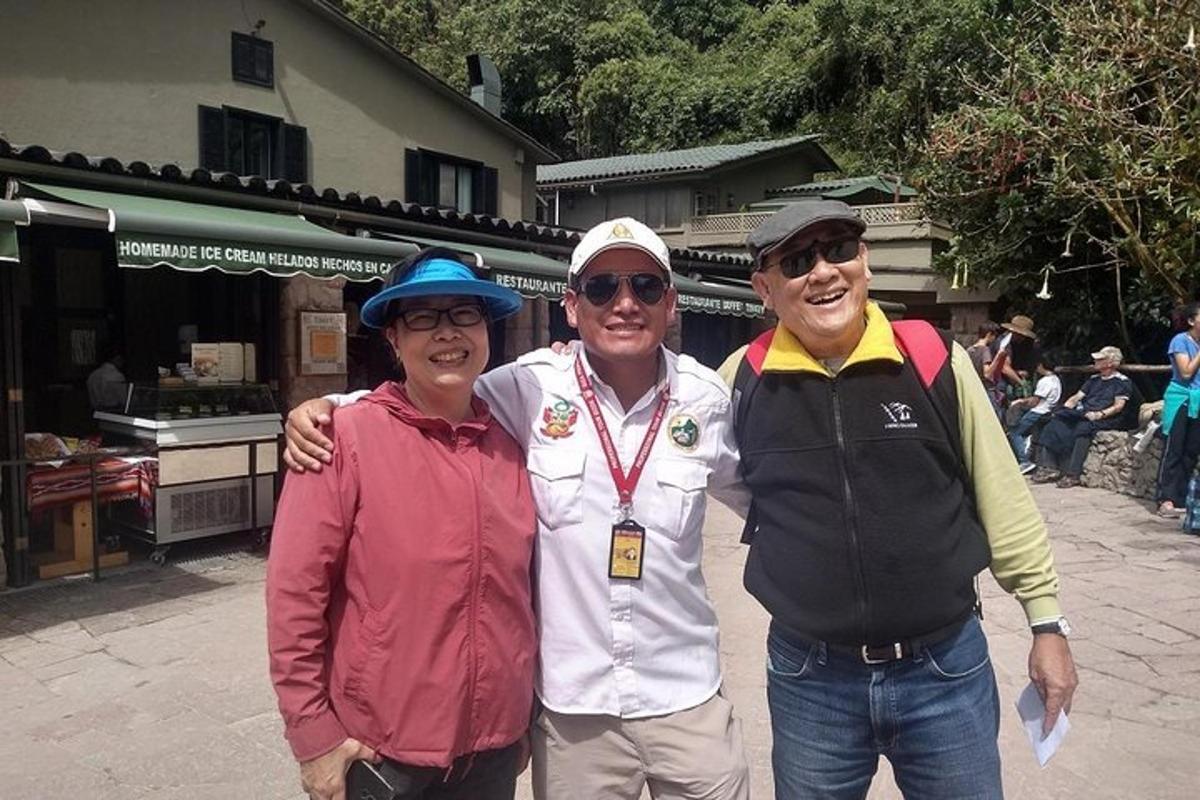 dos homes i una dona posant per a una foto