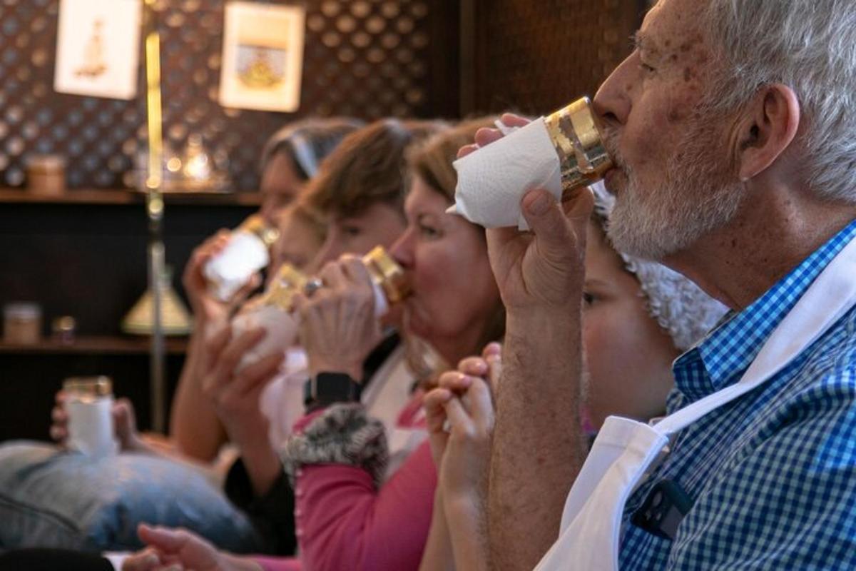 skupina lidí pijících pivo z plechovek od piva