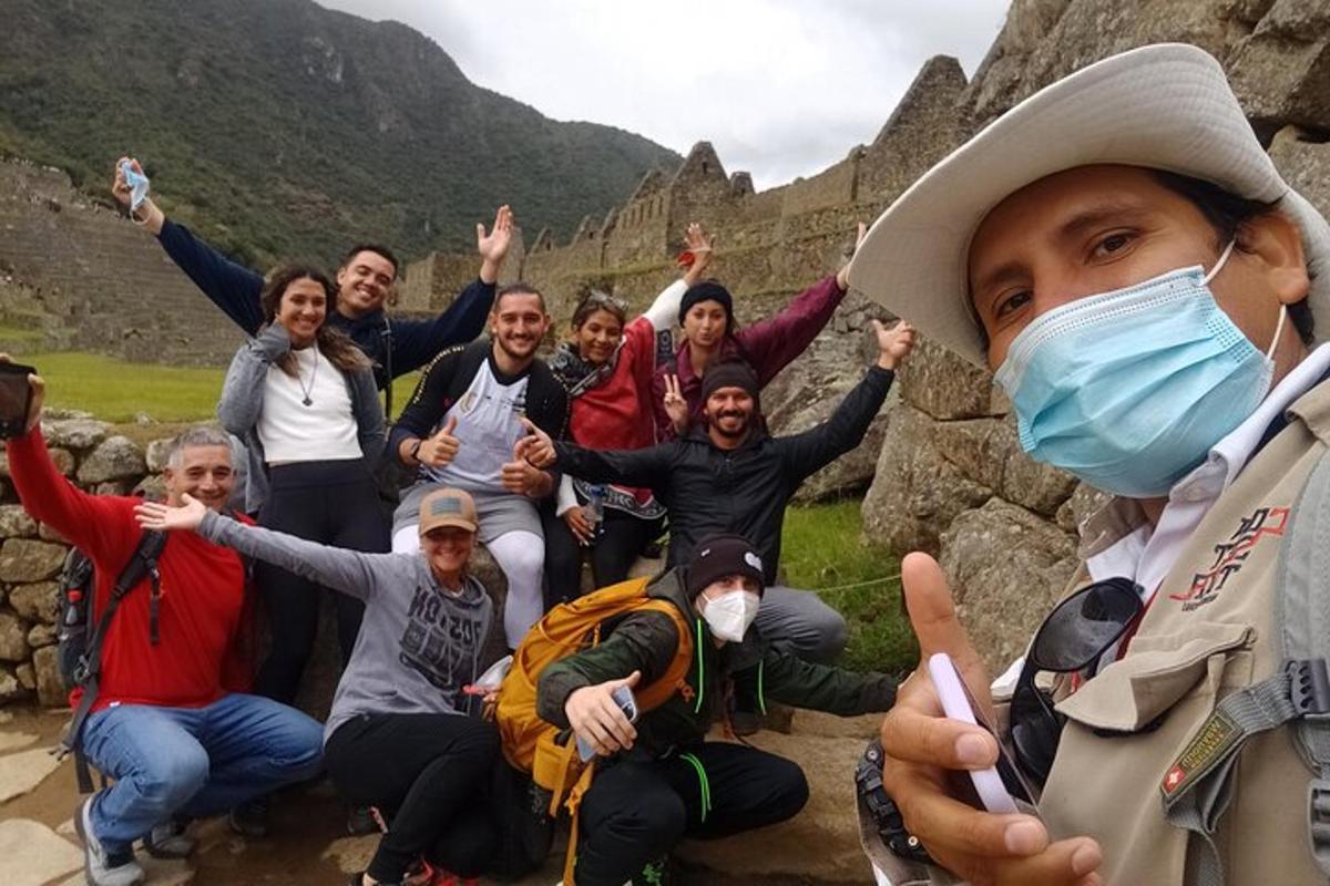 um grupo de pessoas posando para uma foto em uma pirâmide