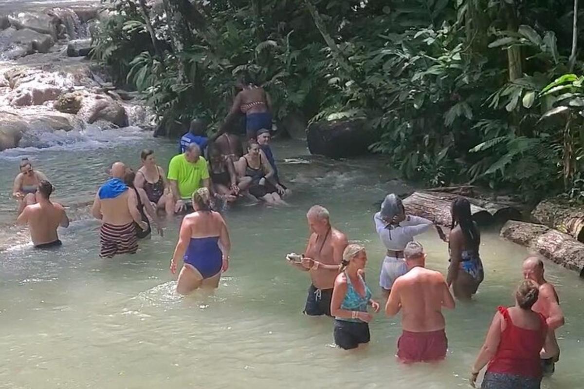 um grupo de pessoas na água de um rio