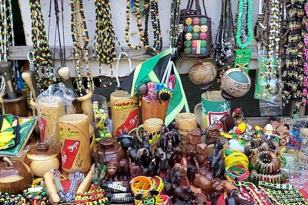 uma pilha de estatuetas e outros itens sobre uma mesa