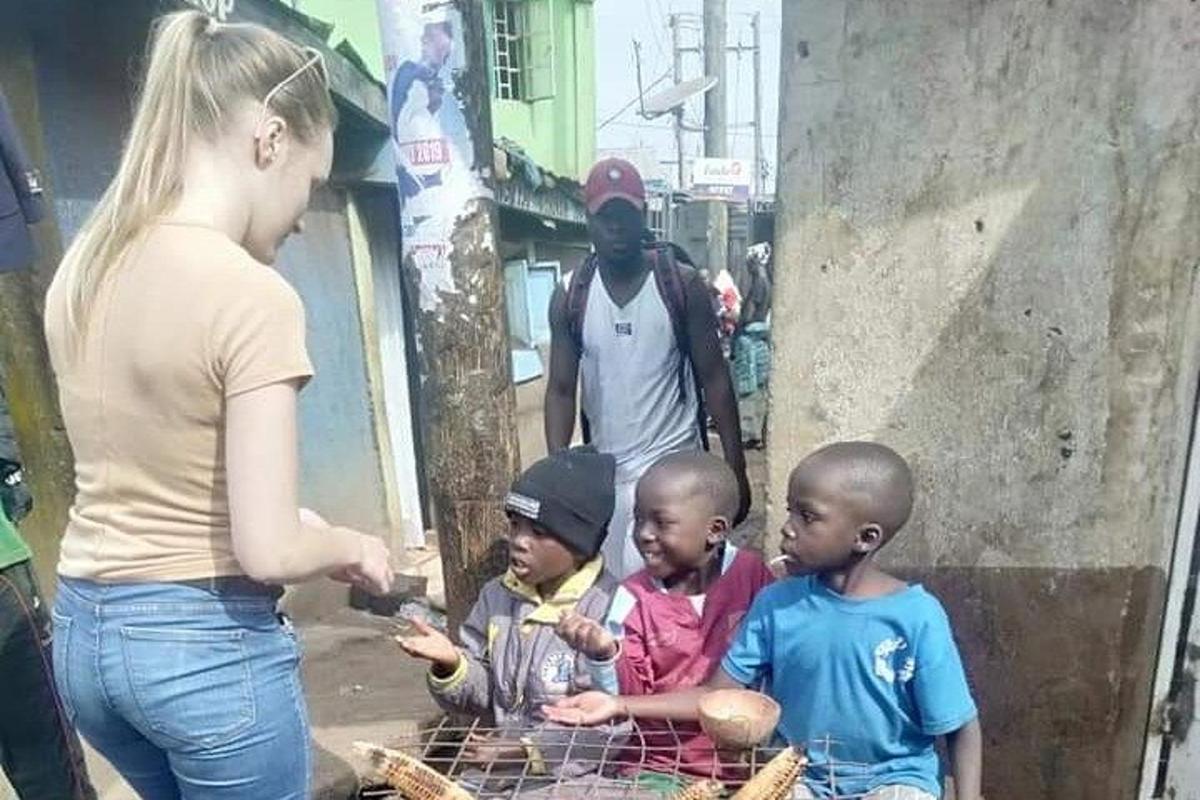 una donna in piedi accanto a un gruppo di bambini