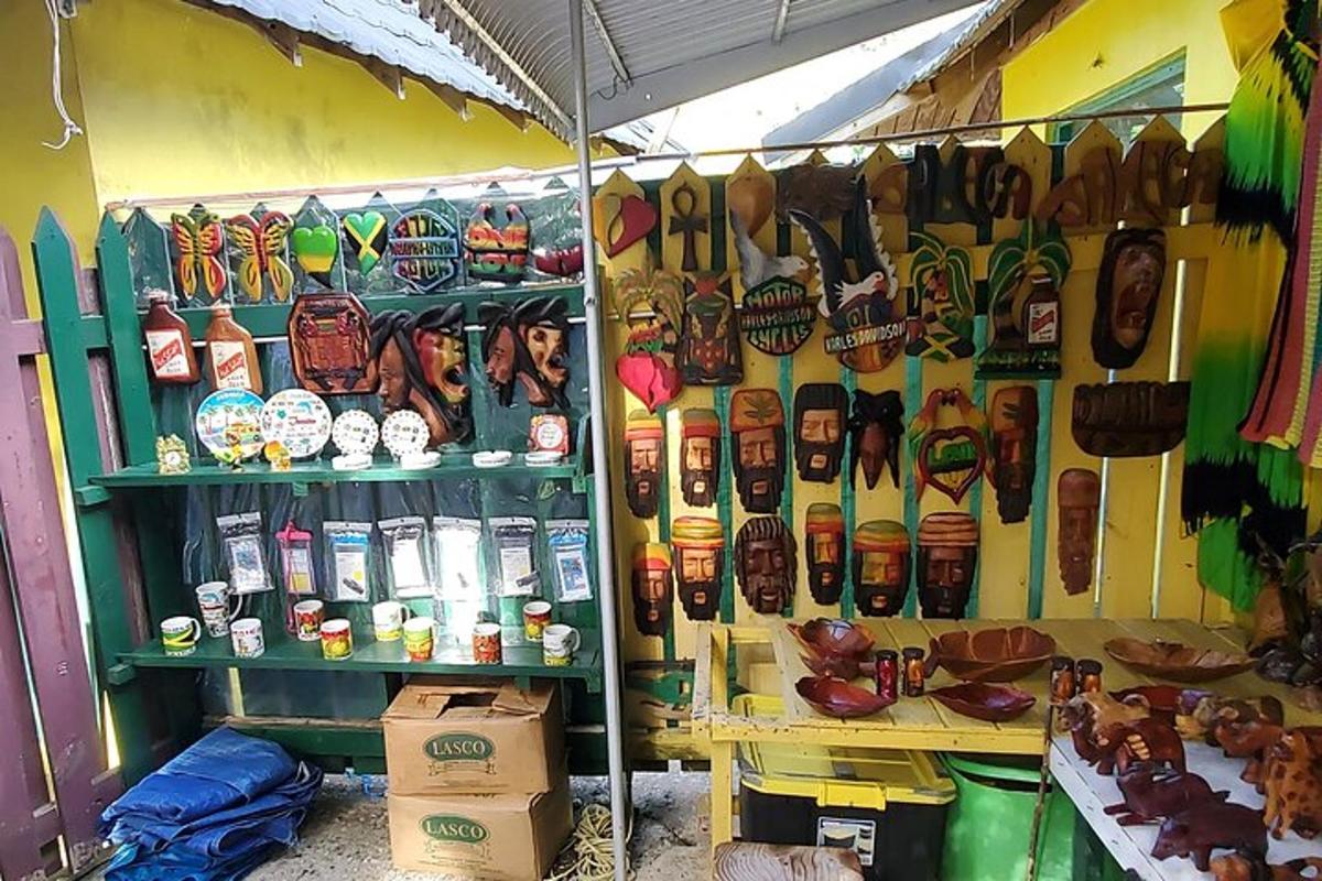 uma loja com um monte de pranchas de surfe na parede