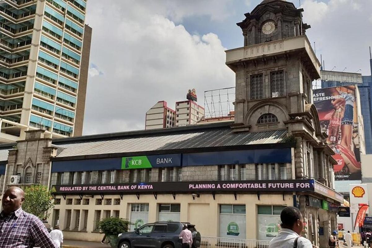 un edificio con una torre dell'orologio in cima