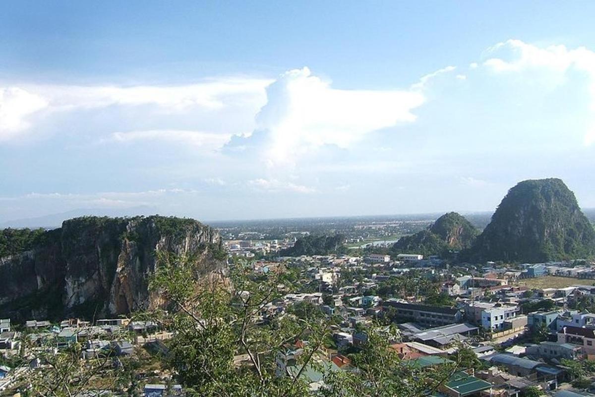 una vista di una città con le montagne sullo sfondo