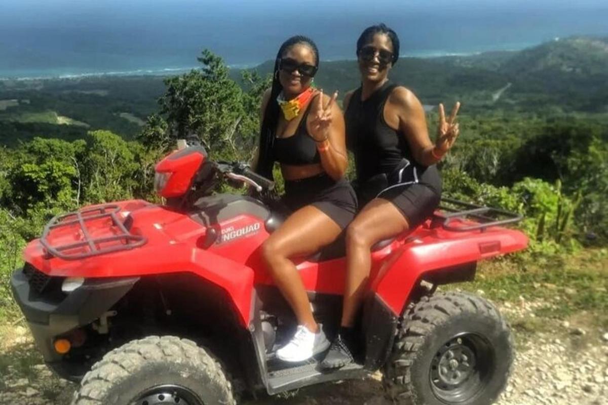 due donne sedute su un veicolo a quattro ruote mentre posano per una foto