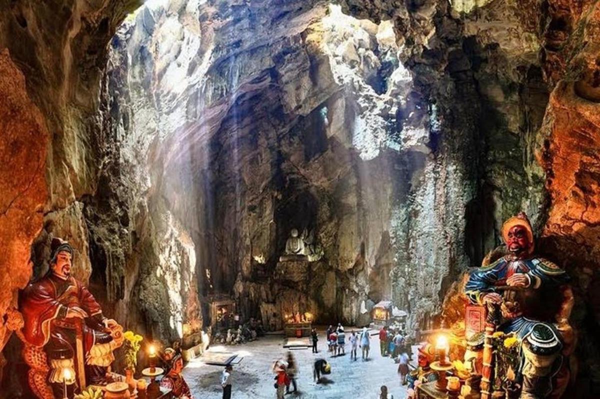 un dipinto di una grotta con persone al suo interno