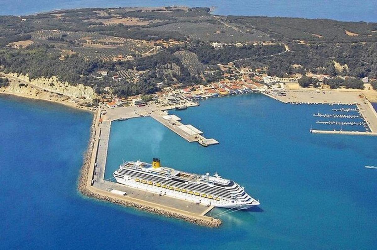 ένα κρουαζιερόπλοιο είναι αγκυροβολημένο σε ένα λιμάνι