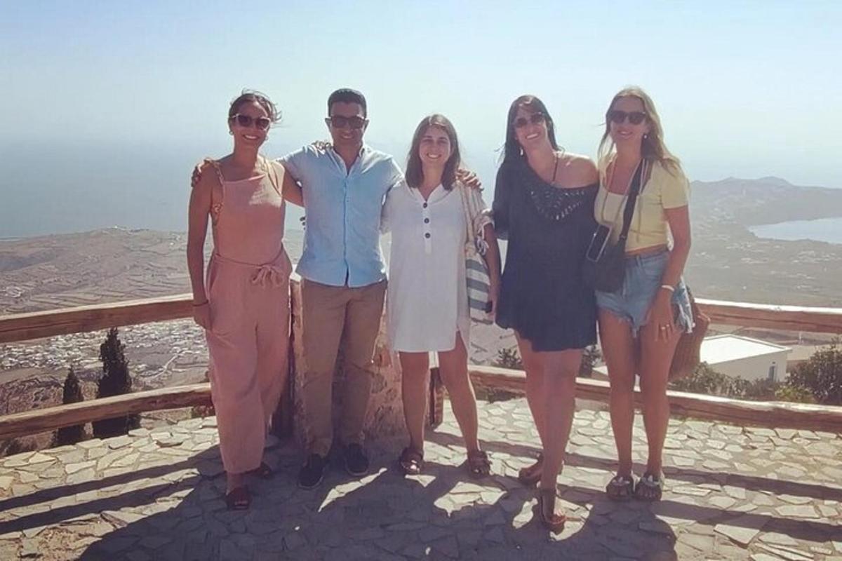 un grup de oameni care pozează pentru o fotografie pe un munte