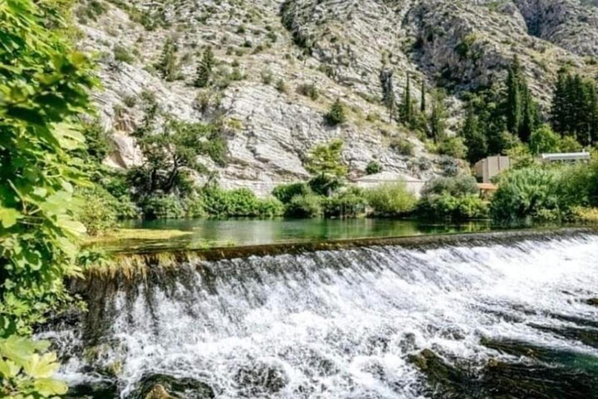 водопад испред планине