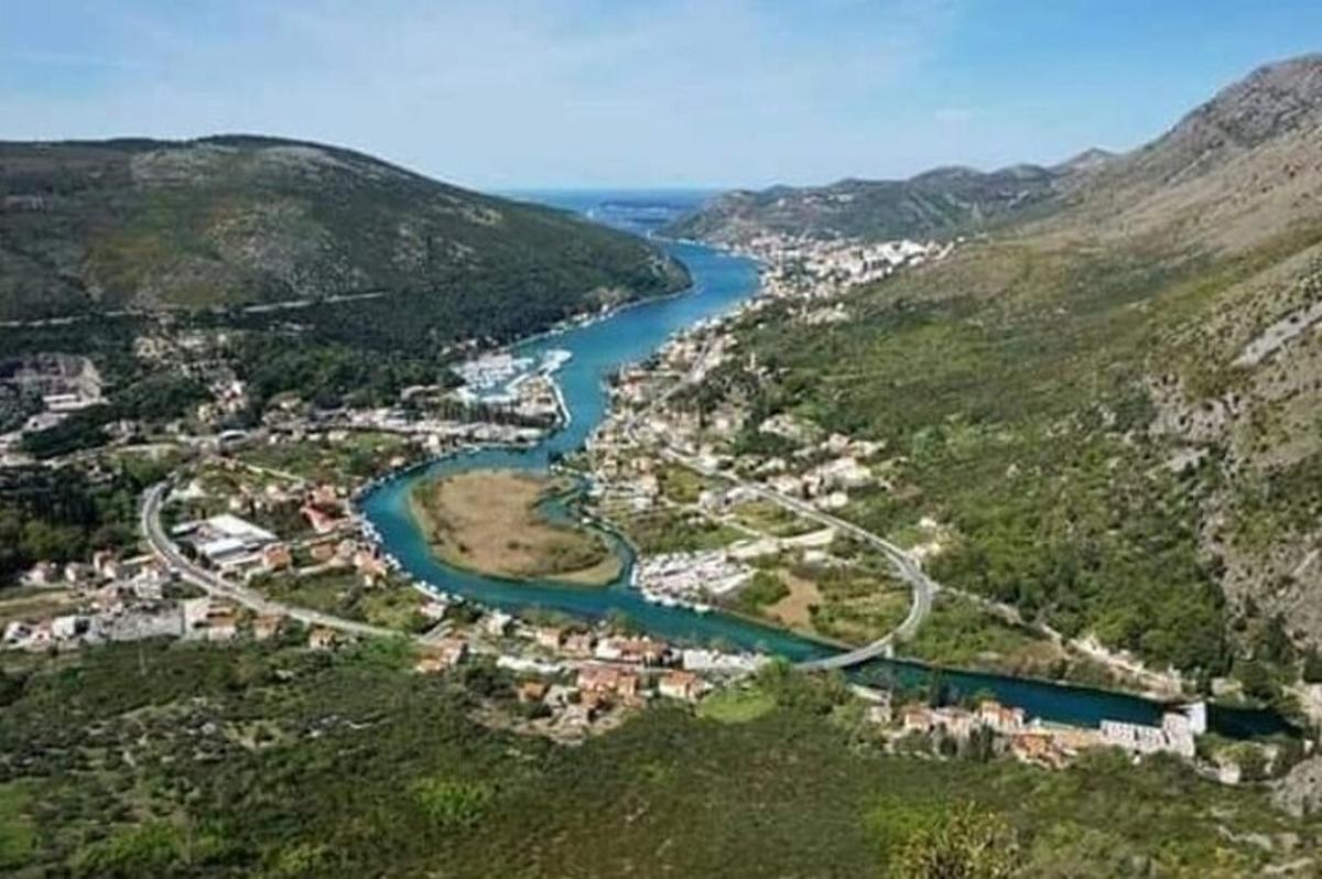 μια εναέρια άποψη ενός ποταμού σε μια κοιλάδα