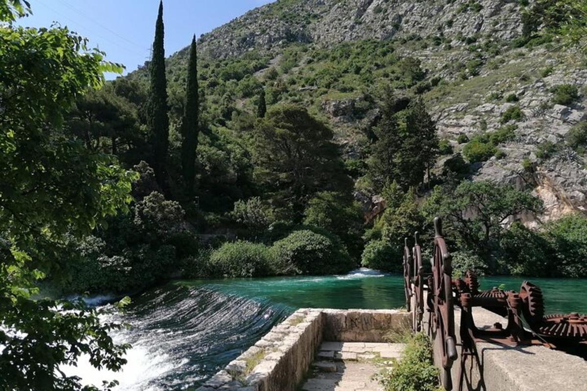 ένα ποτάμι με έναν φράχτη δίπλα σε ένα βουνό