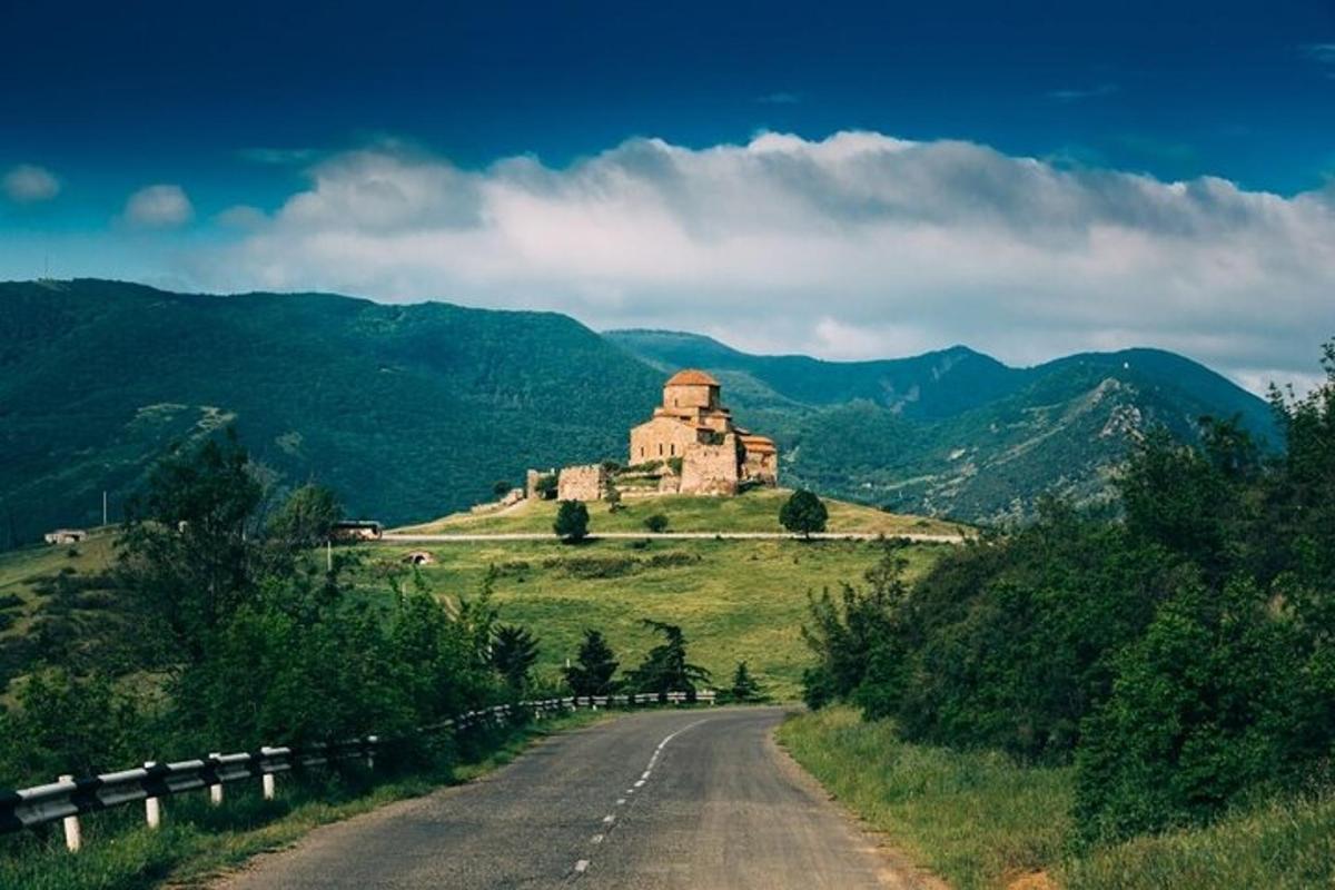 stavba na hribu ob cesti