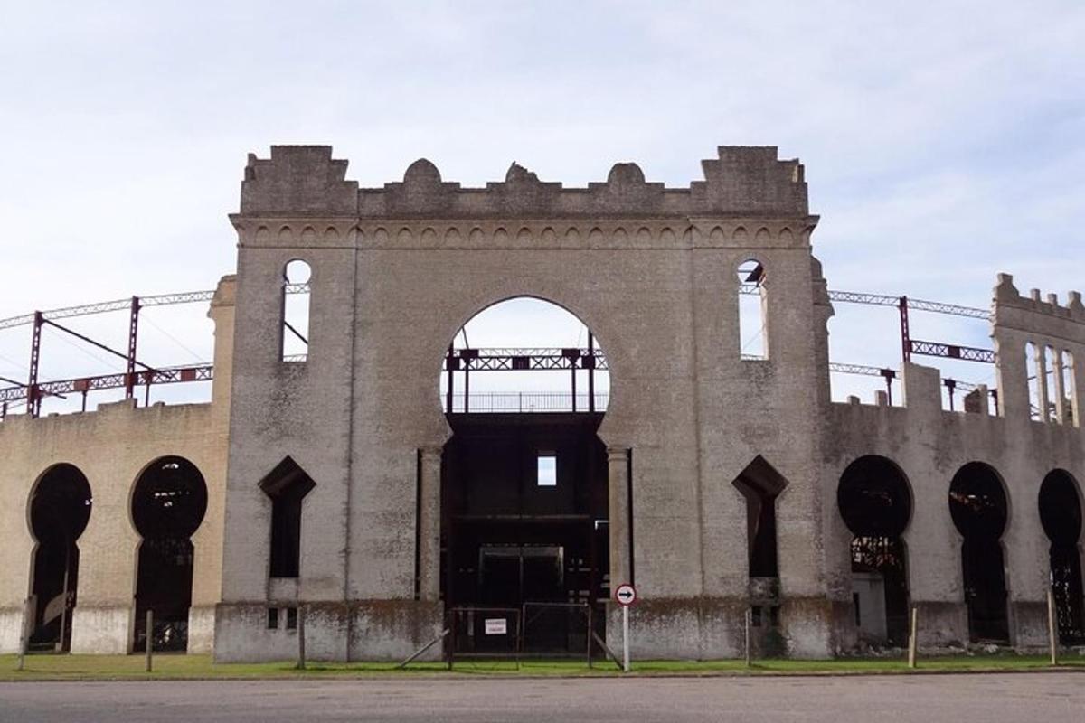 un vecchio edificio con un arco di fronte