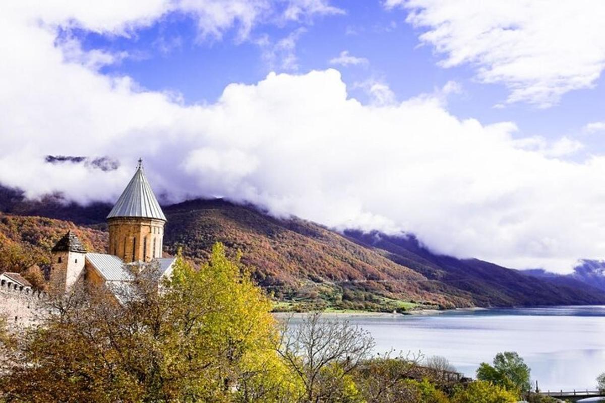 un castel pe un deal lângă o întindere de apă