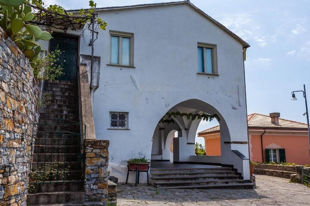 вхід до білого будинку з аркою