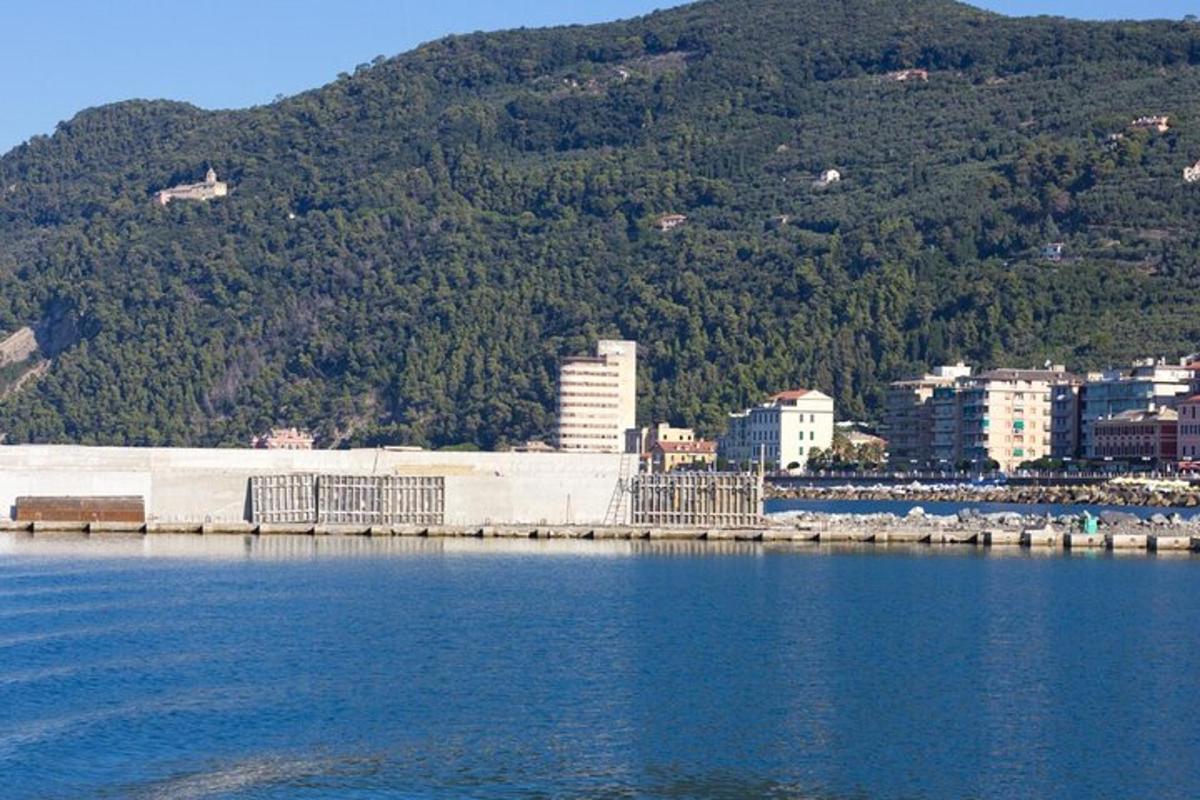 o mare întindere de apă cu un oraș și un munte