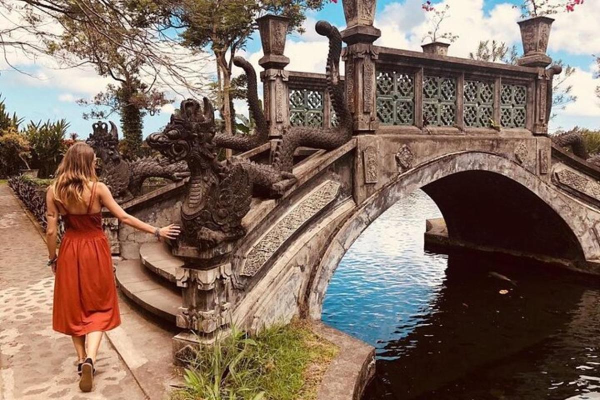 una dona caminant per un pont sobre un riu