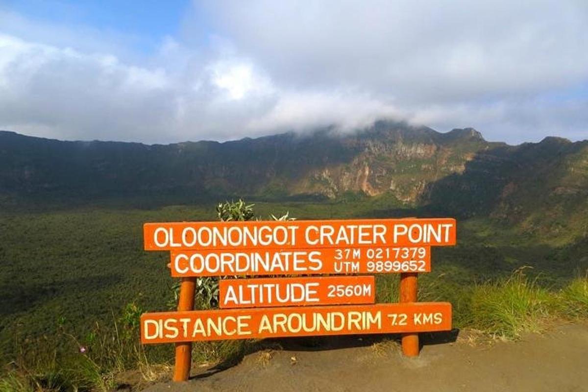 sekumpulan tanda di sisi gunung