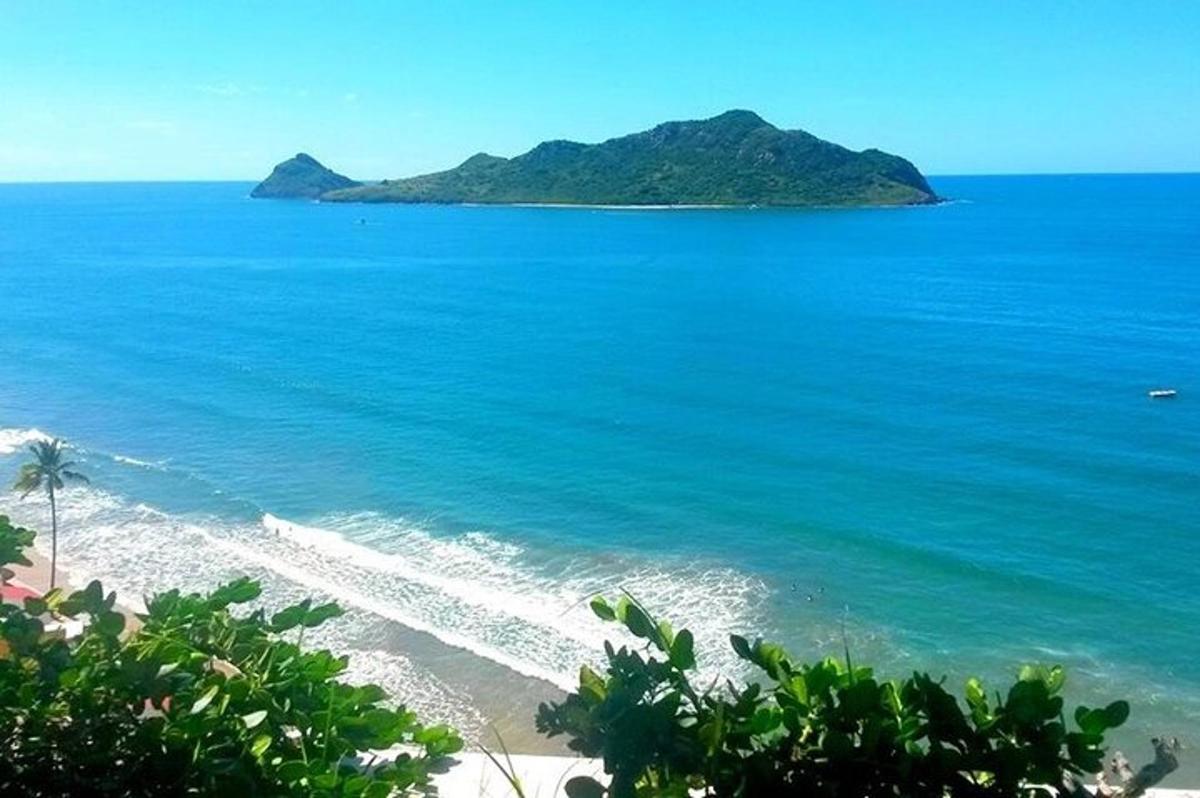 ภาพชายหาดที่มีเกาะกลางมหาสมุทร