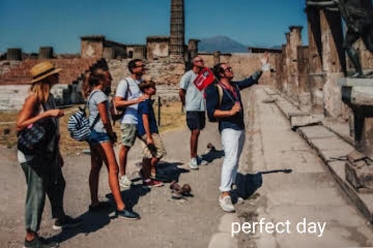 Un grupo de personas de pie sobre las ruinas.