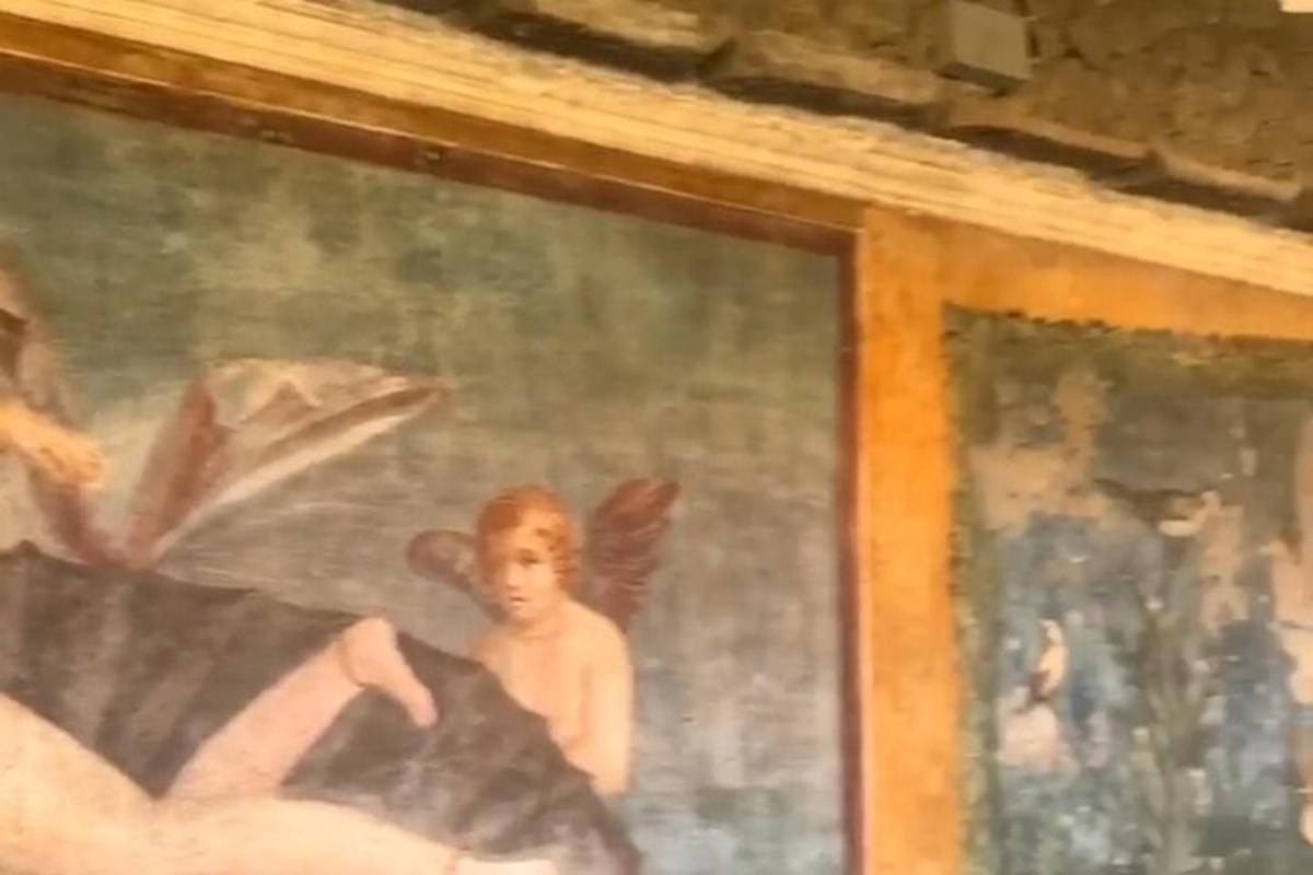 uma pintura de um anjo e uma criança