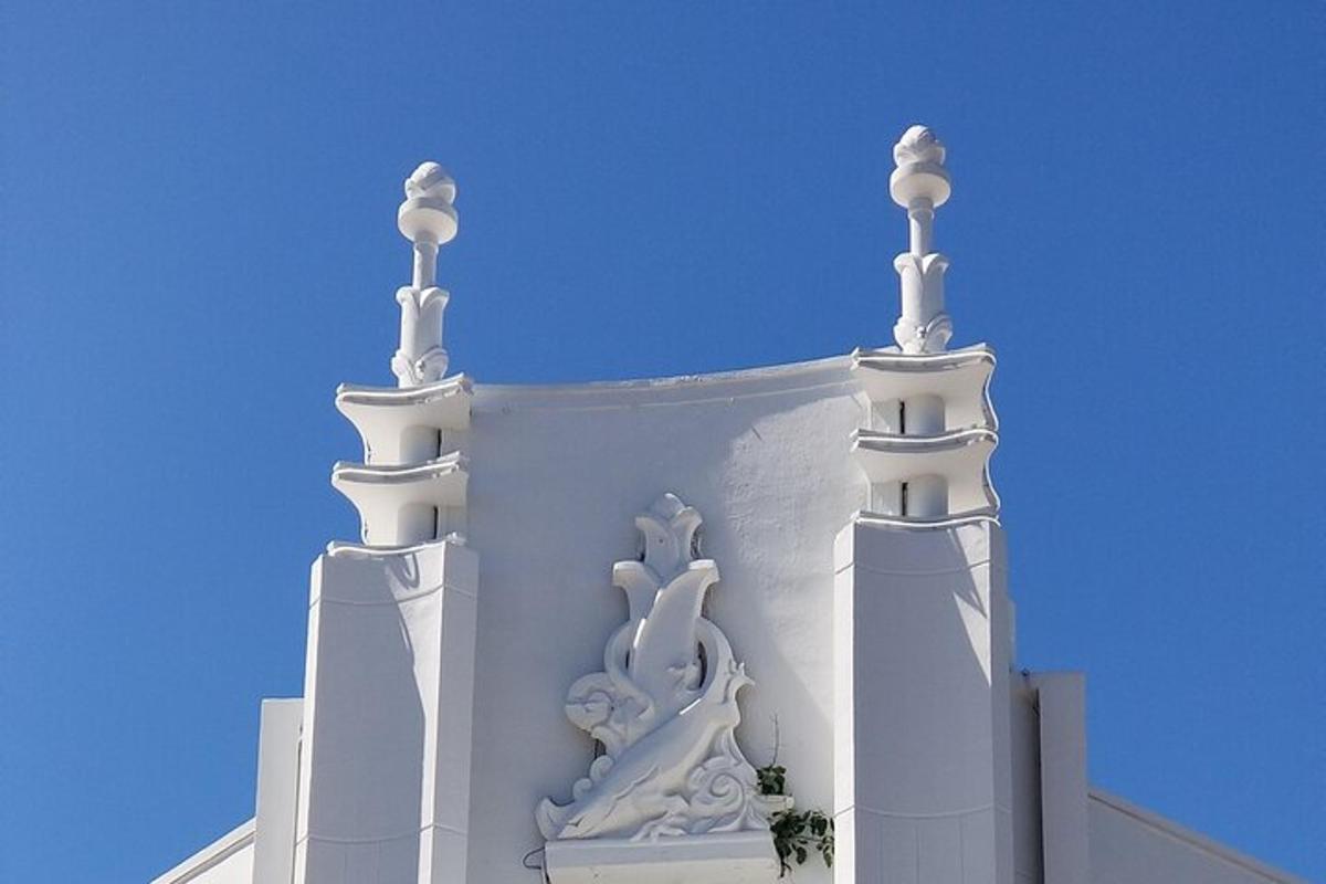 Un edificio blanco con un cielo azul al fondo.