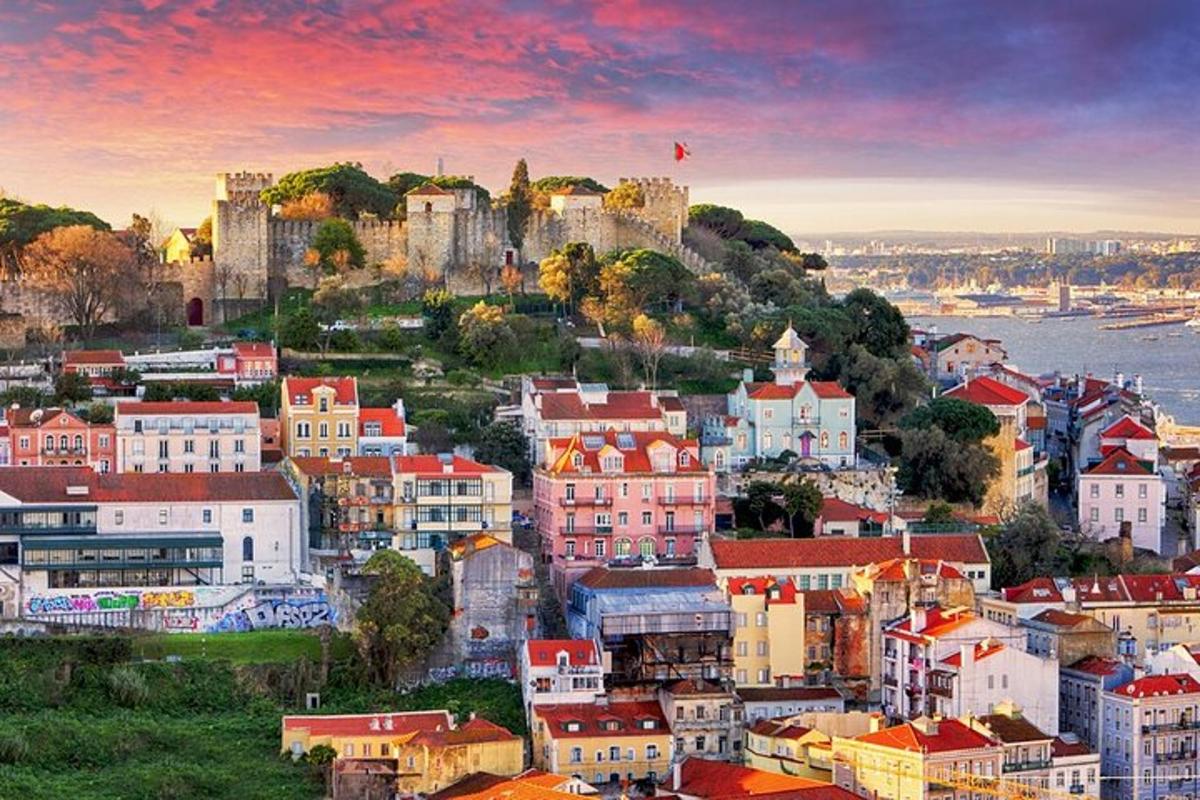 una vista di una città con un castello su una collina