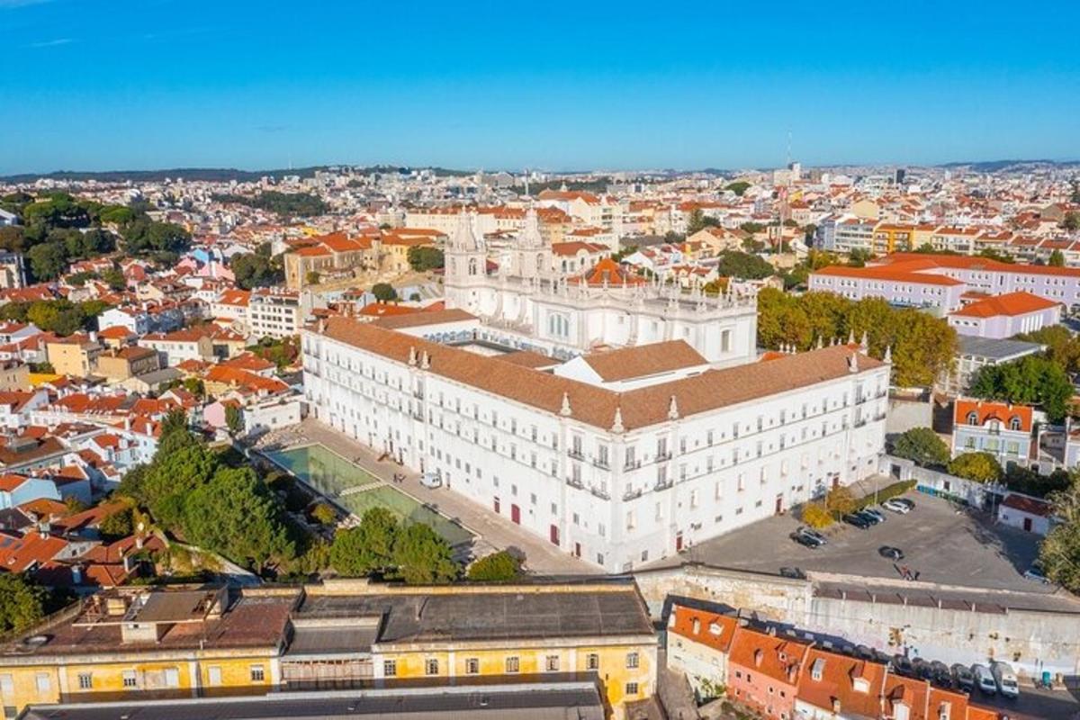 una vista dall'alto di un grande edificio in una città