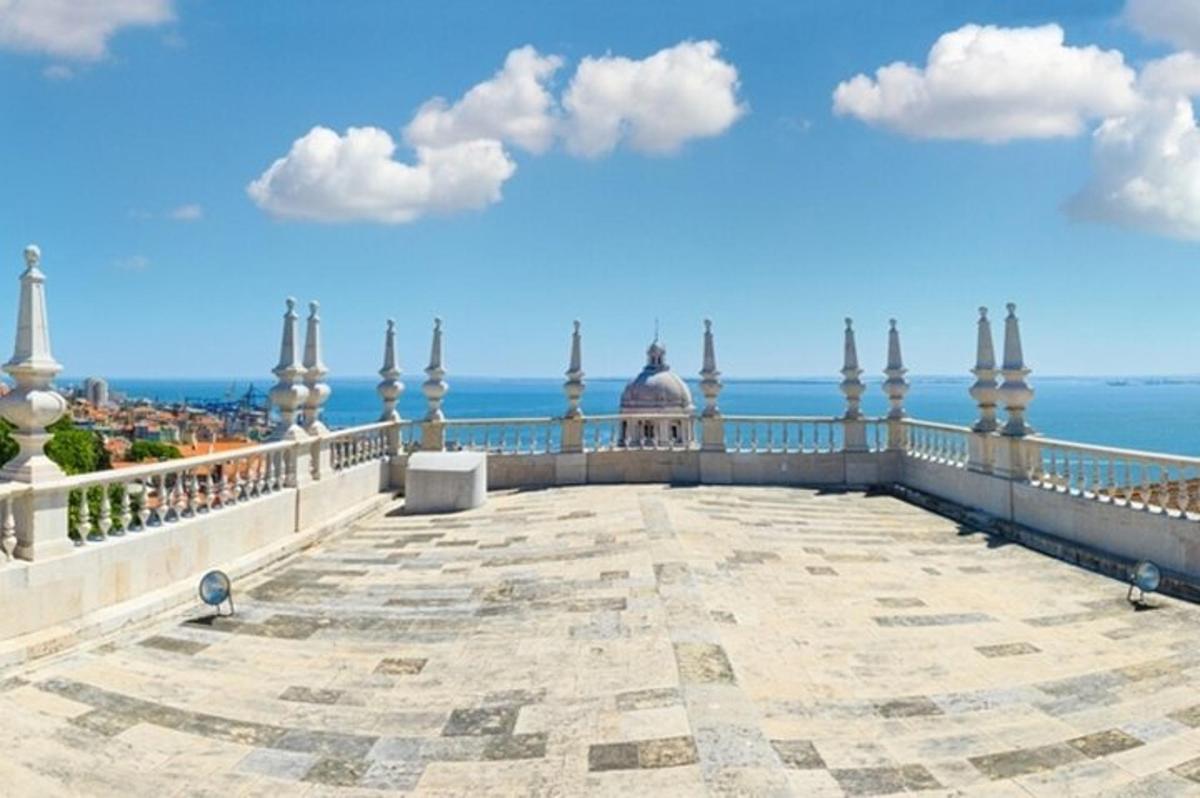 un balcone con vista sull'oceano
