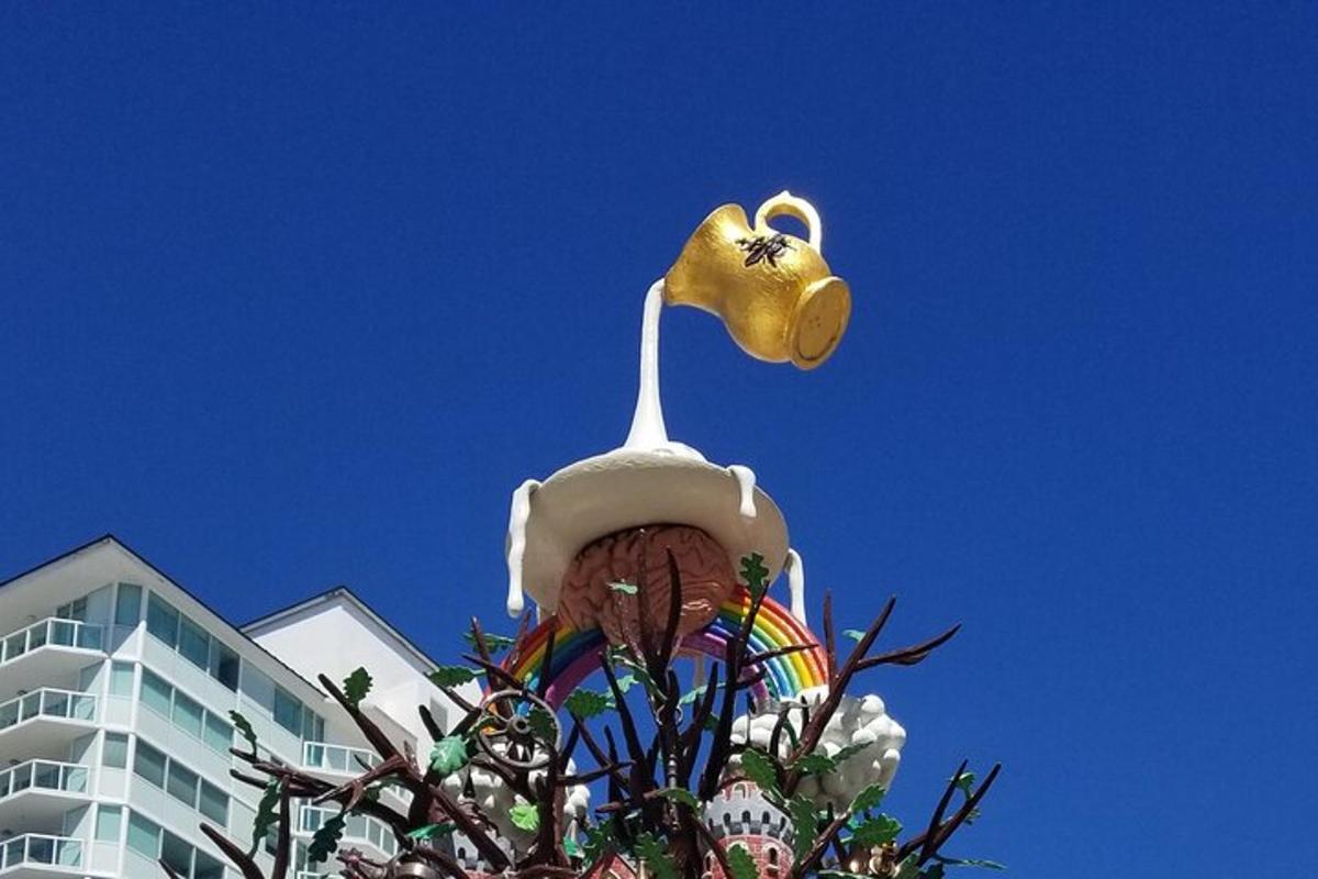 Una estatua de una taza para bebés en la parte superior de un edificio.