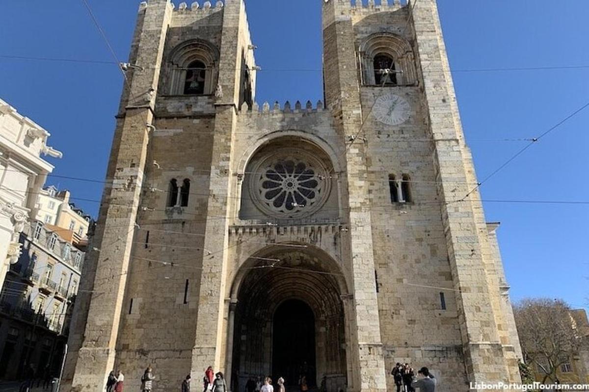 un edificio con una torre con un orologio sopra