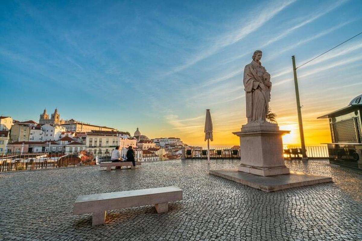 una statua di un uomo in piedi accanto a una panchina
