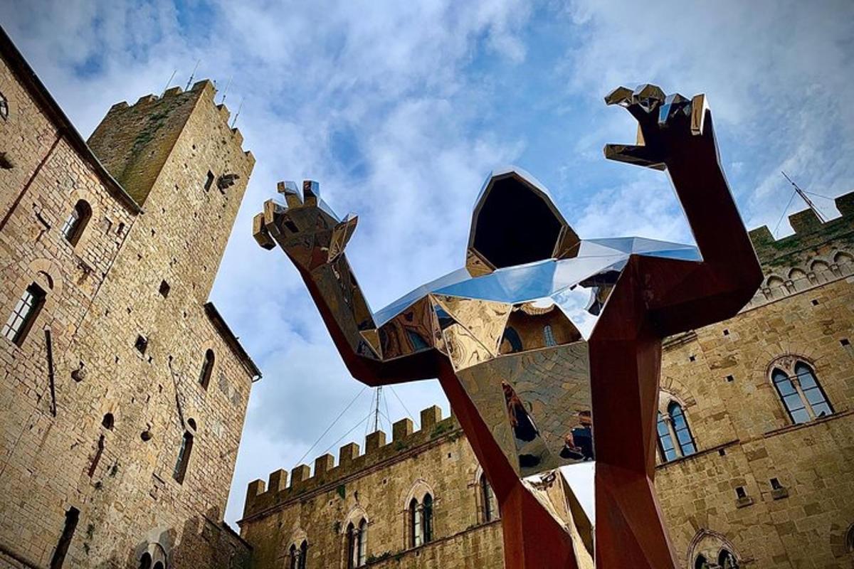 una gran escultura metàl·lica davant d'un castell