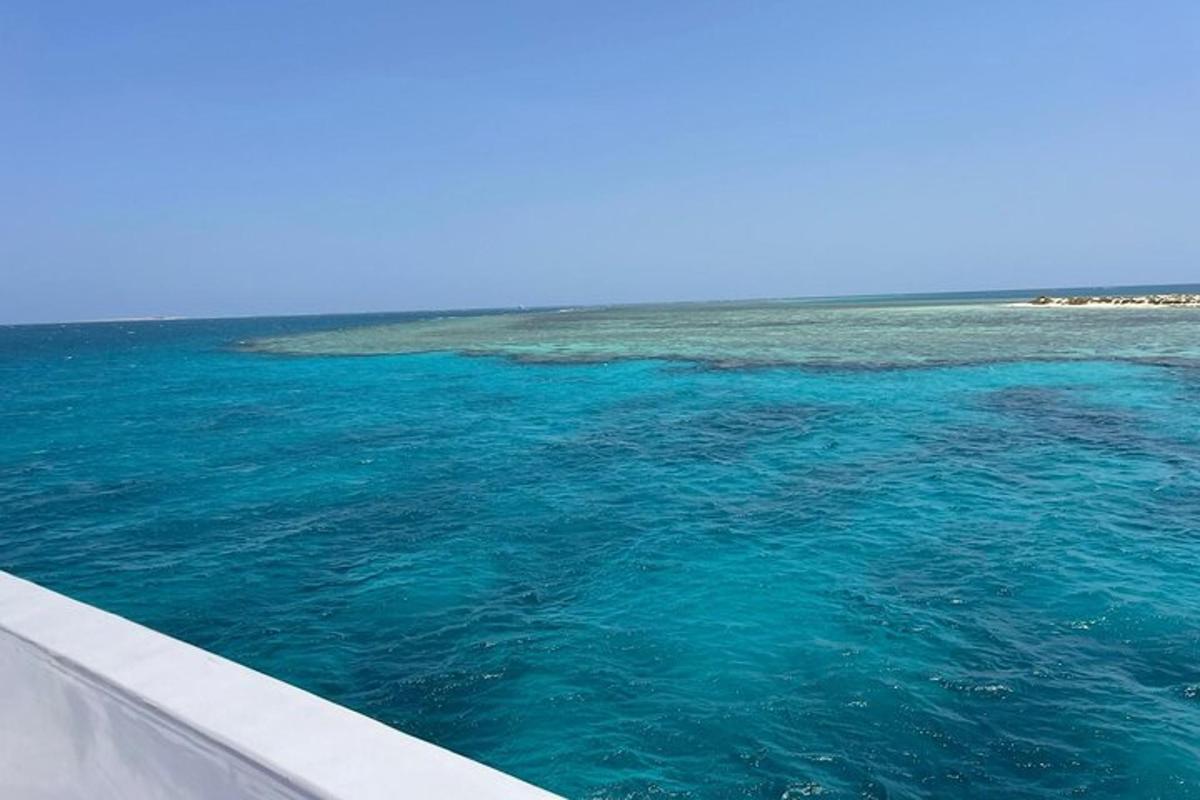 ボートから見た青い海の景色
