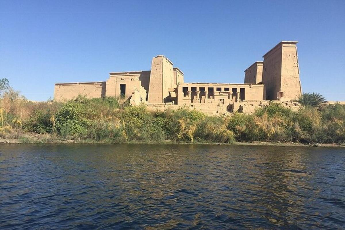 un edificio en la orilla de un cuerpo de agua