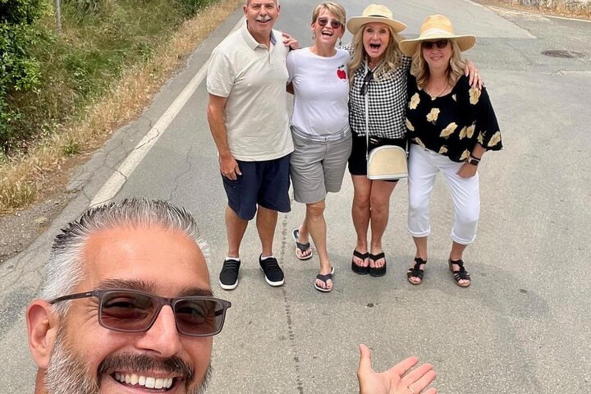 skupina lidí pózujících pro fotografii na silnici