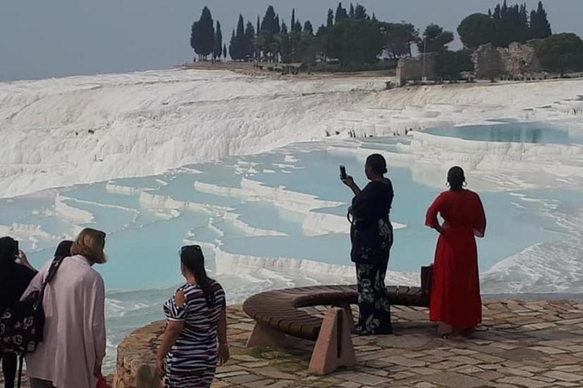 skupina ljudi, ki stojijo okoli slike ledenika