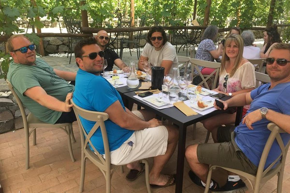 un grup de persones assegudes a una taula