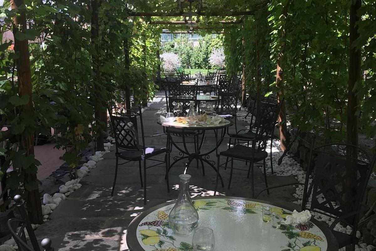 una taula i cadires en un jardí amb taules i cadires